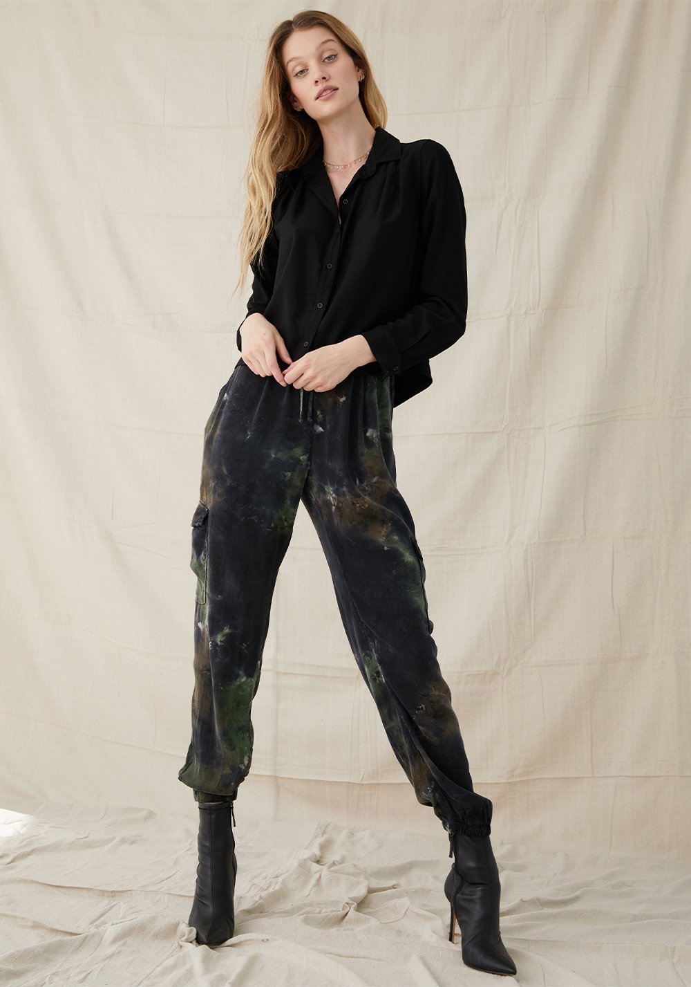 Bella Dahl Pleat Front Cargo Jogger in Camo Dye