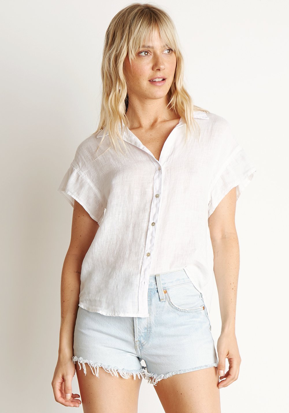 BELLA DAHL Ruffle Short Sleeve Button Down in White Blond Genius