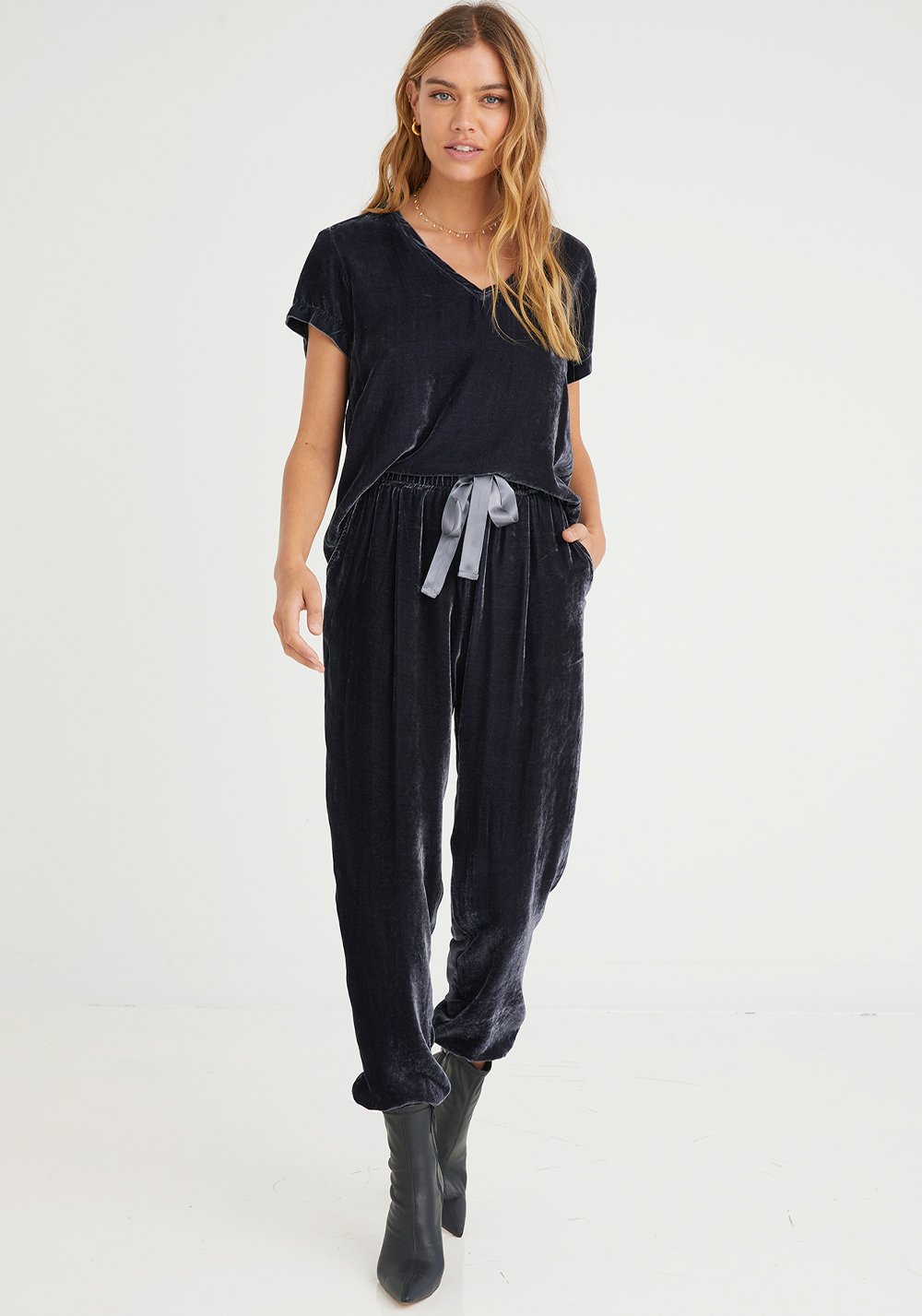 Bella Dahl Pleat Front Jogger in Dark Water Blond Genius