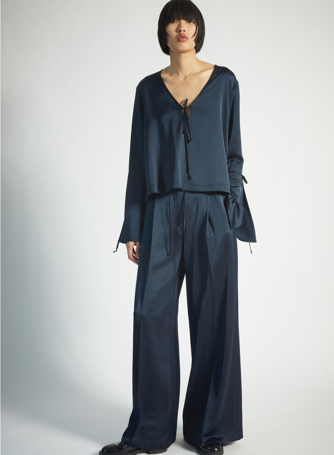 Saint Art New York - Neve Mid-Waisted Wideleg Trouser in Navy