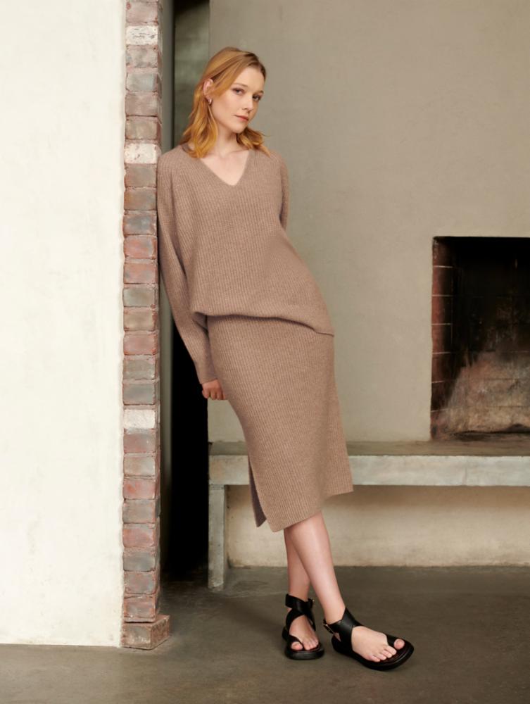 White + Warren - Cashmere Ribbed V Neck Sweater in Camel Heather