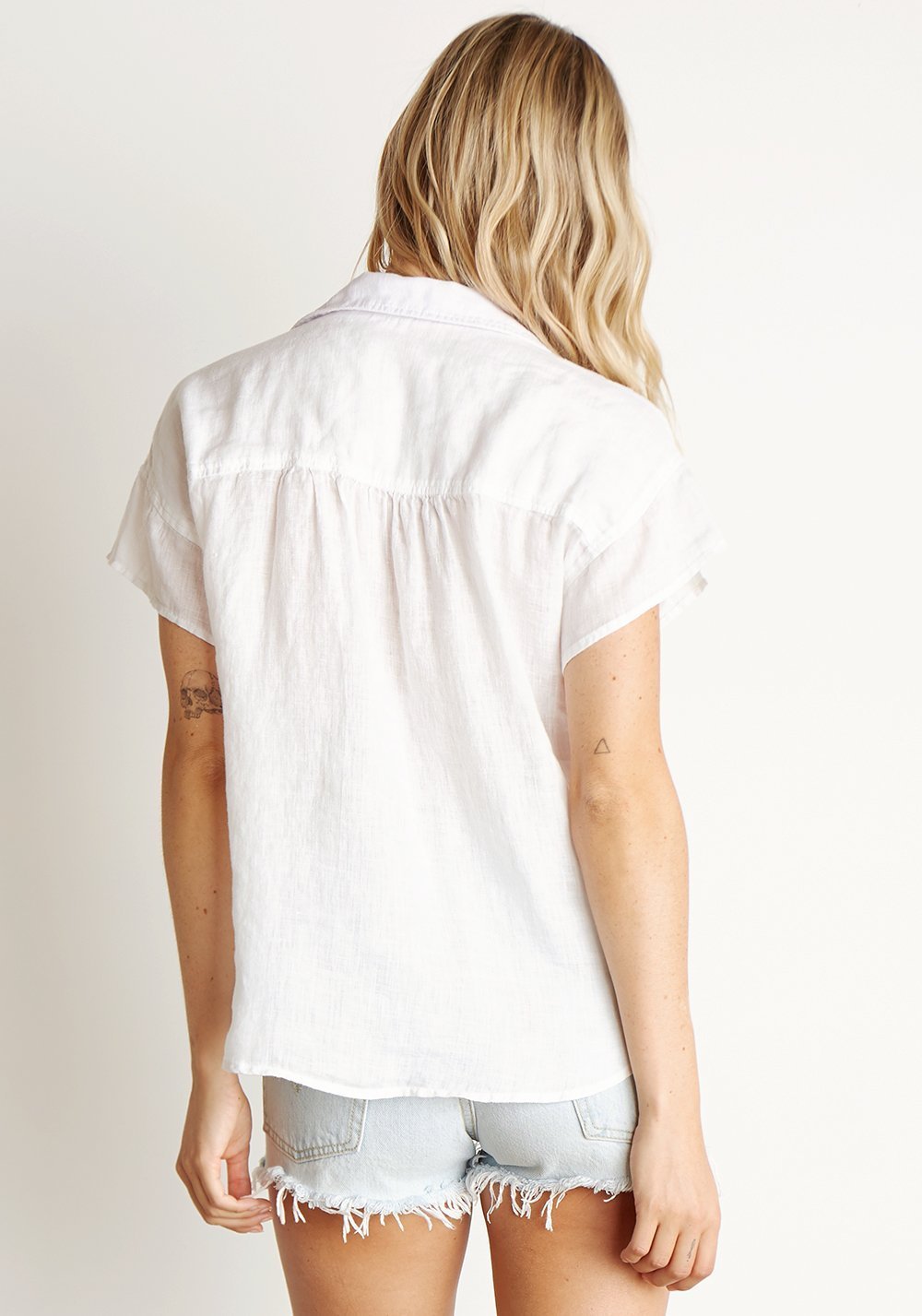 BELLA DAHL Ruffle Short Sleeve Button Down in White Blond Genius