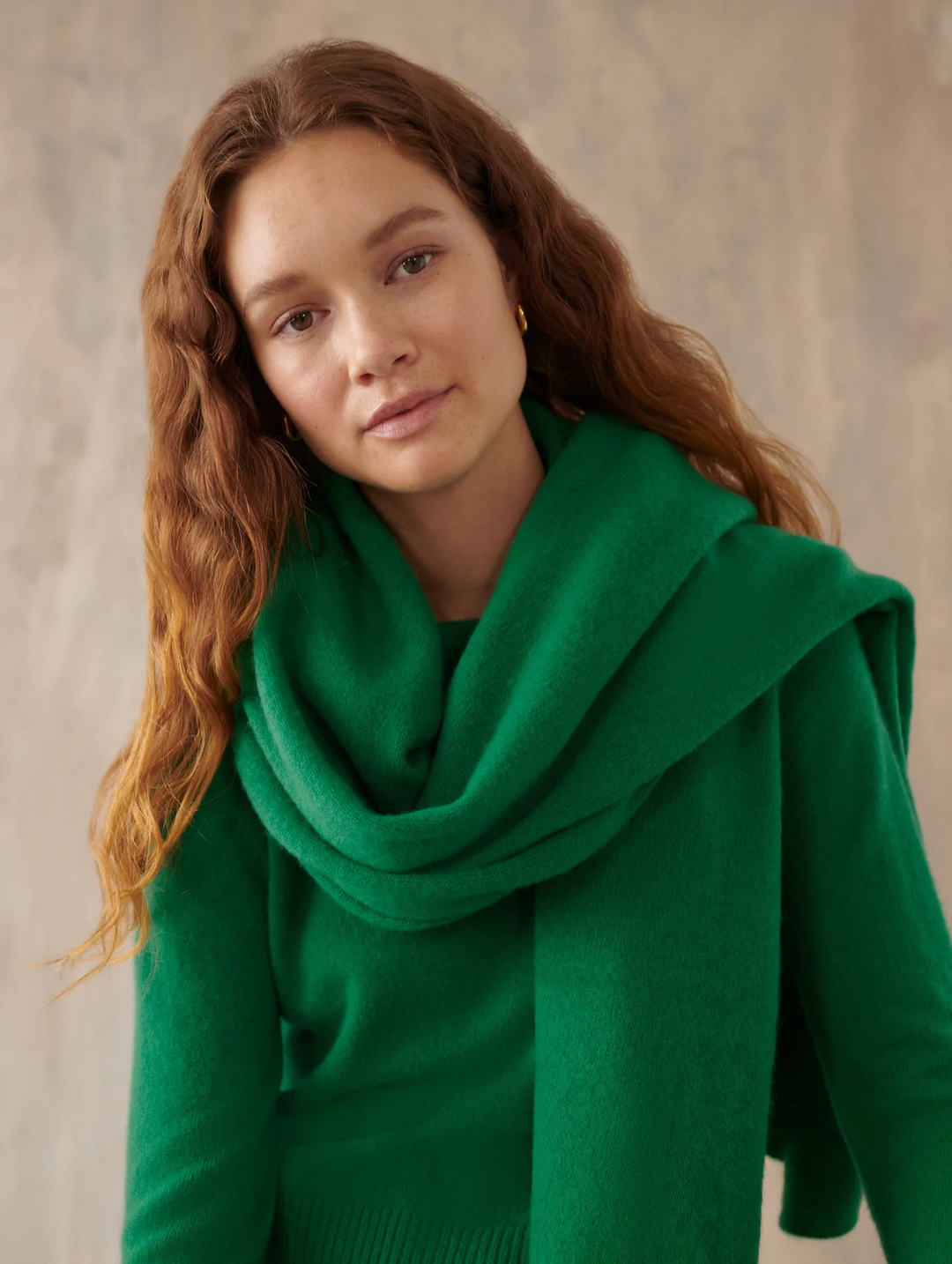 White + Warren - Cashmere Travel Wrap in Electric Emerald